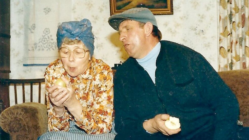 Jahrzehntelang waren Anna Kleen und Arthur Hagen Garanten für gutes plattdeutsches Theater auf dem Fehn; hier 1986 bei „Spektakel in Kleinhörn“. Foto: Archiv Hinrich Trauernicht