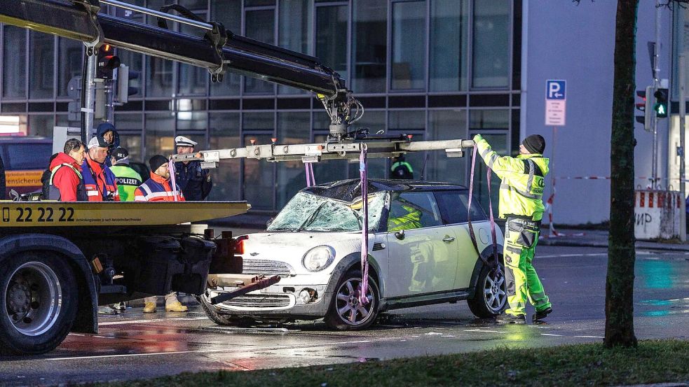 Das Auto des Mannes wird nach dem Anschlag abgeschleppt. Foto: Matthias Balk/dpa