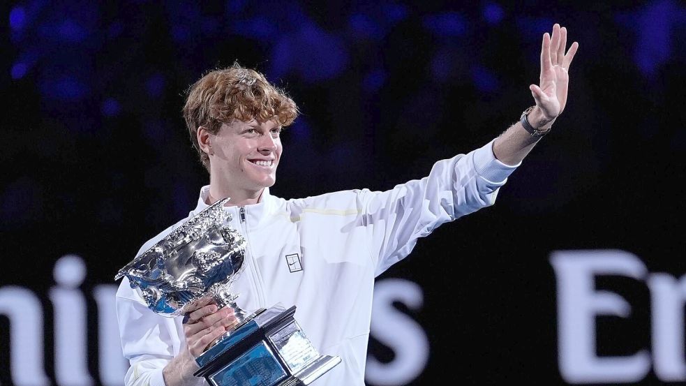 Seinen Sieg bei den Australian Open gegen Alexander Zverev darf Jannik Sinner behalten. Foto: Asanka Brendon Ratnayake/AP/dpa