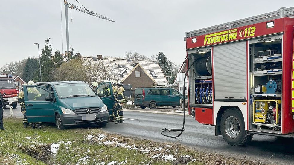 Die Fahrzeugbatterie verursachte einen Kabelbrand in einem Kleintransporter. Foto: Feuerwehr Stadt Leer