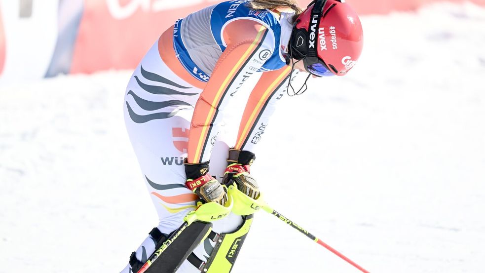 Mit den Kräften am Ende: Die angeschlagene Lena Dürr nach dem WM-Slalom. Foto: Barbara Gindl/APA/dpa