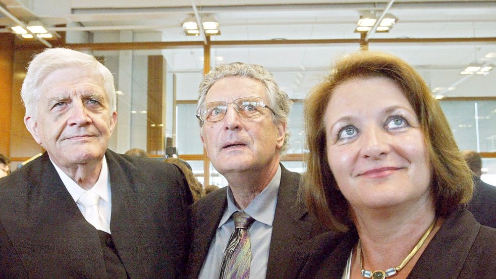 Gerhart Baum (Mitte) mit seinen Weggefährten Burkhard Hirsch und Sabine Leutheusser-Schnarrenberger. (Archivbild) Foto: Uli Deck/dpa