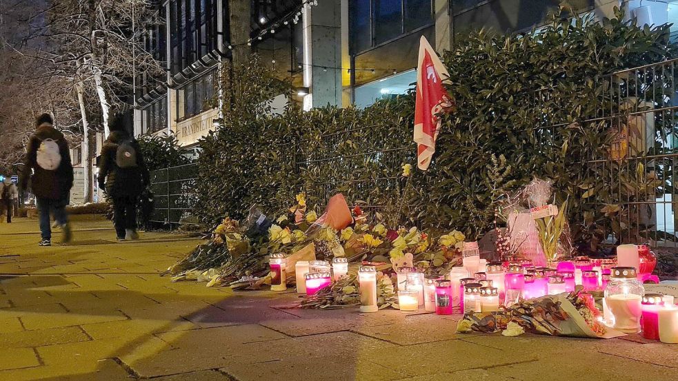 Am Ort des Anschlags haben Menschen Blumen und Kerzen niedergelegt. Foto: Pia Bayer/dpa