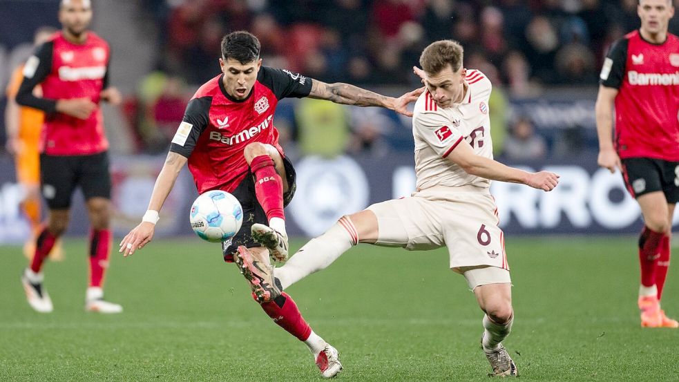 Die Bayern um Joshua Kimmich (r) erkämpfen sich ein Remis bei Bayer Leverkusen Foto: Marius Becker/dpa