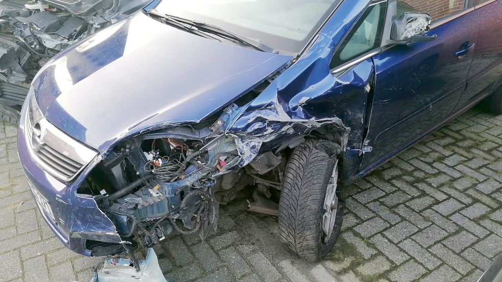 Dieses Bild seines kaputten Opel Zafiras postete Harald Grosser nach dem Unfall, den die Werkstatt bei der Probefahrt mit dem Wagen hatte, auf Facebook. Foto: privat