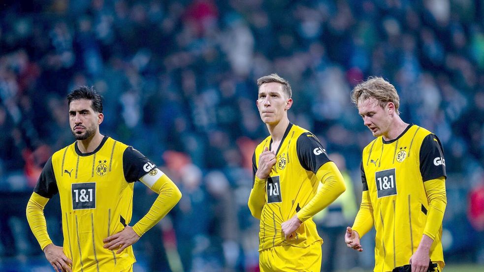 Frust und Ratlosigkeit: Dortmunds Emre Can (l-r), Nico Schlotterbeck und Julian Brandt Foto: David Inderlied/dpa