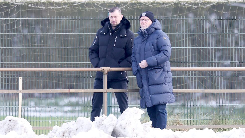 Thomas Schaaf schaute das Spiel mit VfB-Sportchef Sebastian Schachten. Foto: Doden/Emden