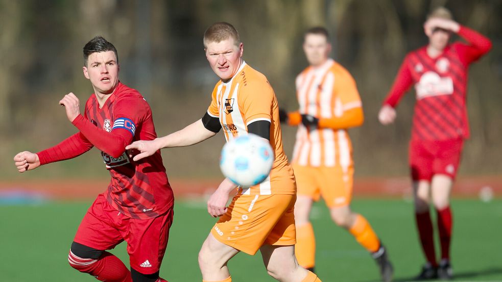 Der VfB Uplengen (links) startete mit einer Heimniederlage ins Punktspieljahr. Foto: Doden/Emden