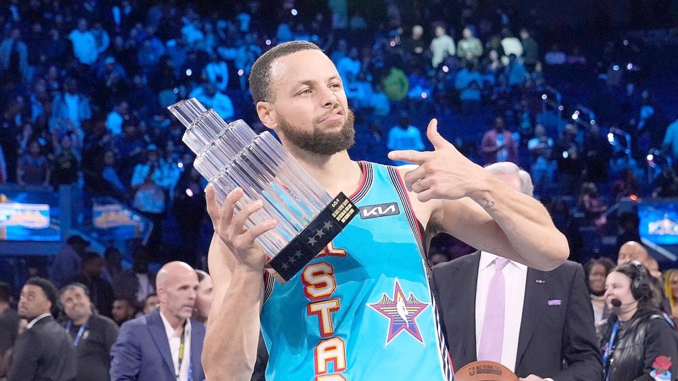 Stephen Curry wurde zum MVP des All-Star-Games gekürt. Foto: Godofredo A. Vásquez/AP/dpa