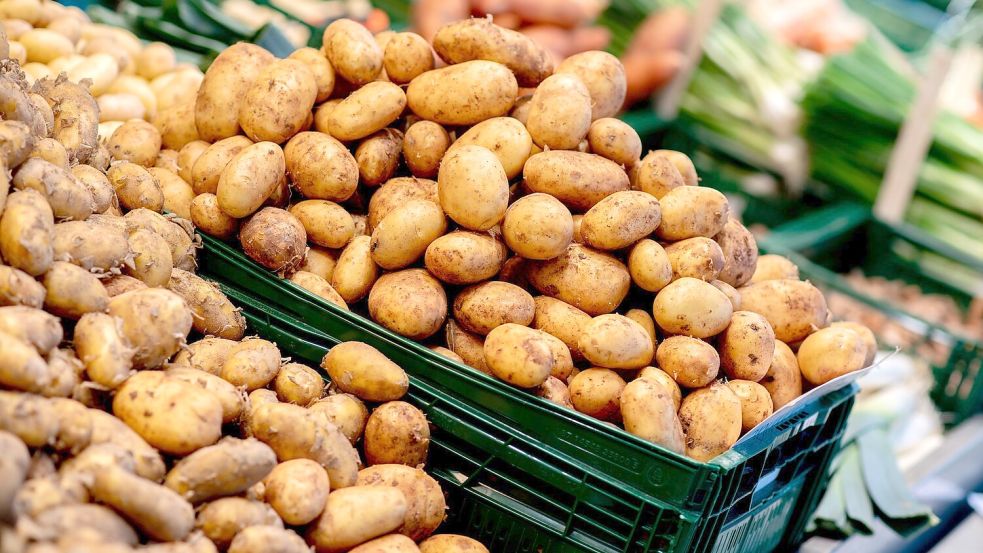 Frische Kartoffeln an einem Wochenmarktstand in Oldenburg (Niedersachsen). Foto: Hauke-Christian Dittrich/dpa