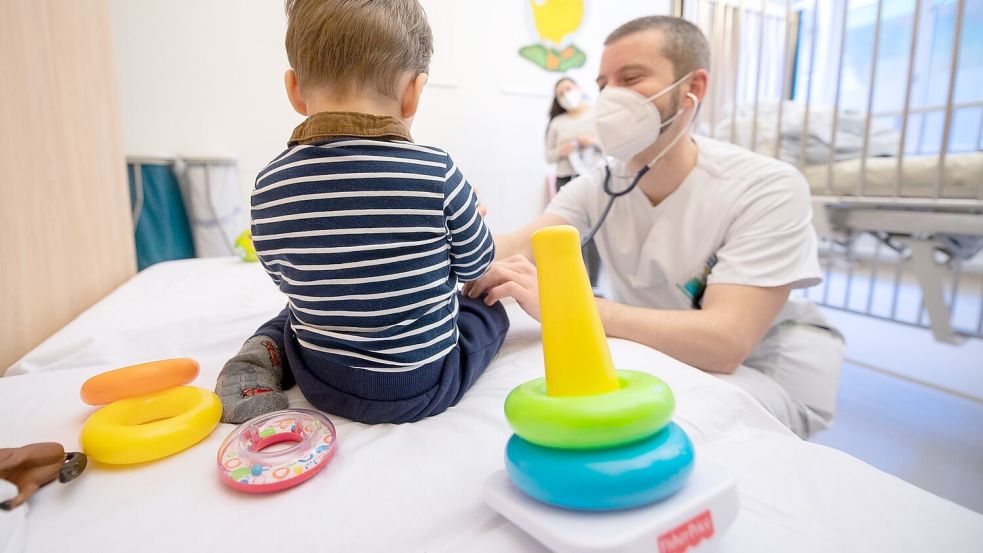 Es kann vorkommen, dass Kinder wegen einer Grippe ins Krankenhaus eingewiesen werden. Foto: Sebastian Gollnow/dpa