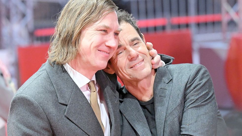 Schauspieler Lars Eidinger (l) und Regisseur Tom Tykwer beim Eröffnungsabend. Foto: Annette Riedl/dpa