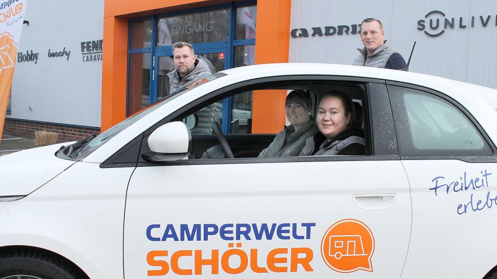 Die Mitarbeiter der Camperwelt Schöler freuen sich auf die Hausmesse am 21. und 22. Februar. Das Foto zeigt einen Teil des Teams: Kevin Kammholz (stehend von links) und Stefan Hinken sowie Wiebke Voskuhl (Fahrerin) und Stefanie Klene (Beifahrerin). Fotos: Walker