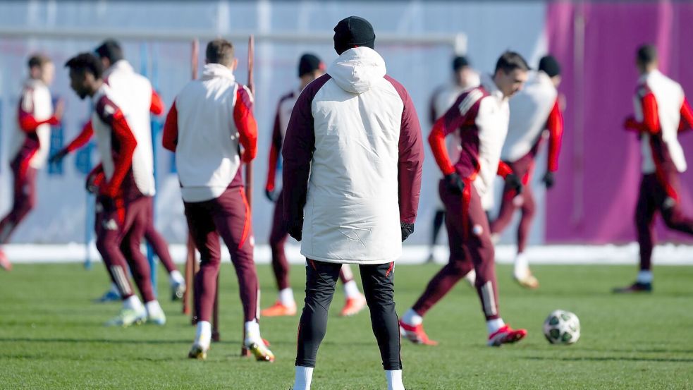 Bayern-Trainer Vincent Kompany (vorne) beobachtet seine Spieler beim Training. Foto: Sven Hoppe/dpa