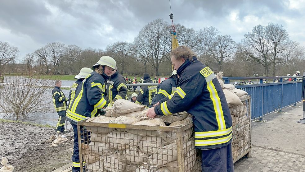 Das letzte gefährliche Hochwasser gab es Weihnachten 2023. Damals wurde bei Langholt der Deich mit Sandsäcken gesichert. Foto: Hellmers / Archiv