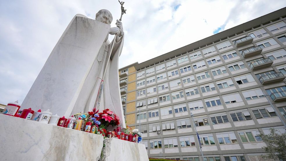 Papst Franziskus muss länger im Gemelli-Krankenhaus bleiben, wo auch schon sein Vorvorgänger Johannes Paul II. behandelt wurde. An den polnischen Papst erinnert dort heute ein Denkmal. Foto: Andrew Medichini/AP/dpa