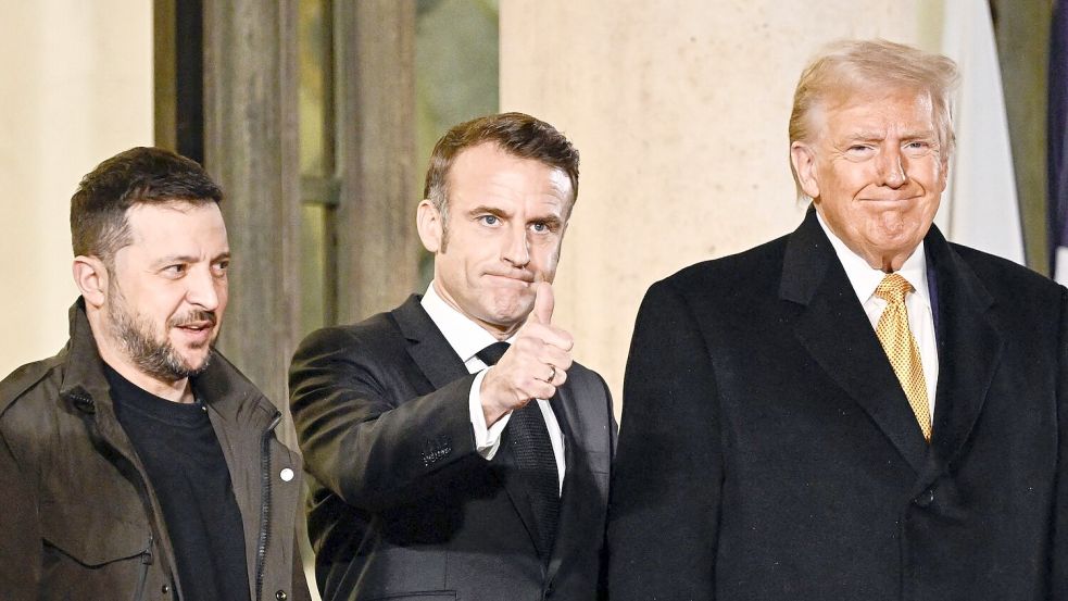 Ziehen in Sachen Ukraine-Politik nicht an einem Strang: der ukrainische Präsident Selenskyj (l.), Frankreichs Staatschef Macron und US-Präsident Trump. (Archivbild) Foto: Julien De Rosa/AFP/dpa