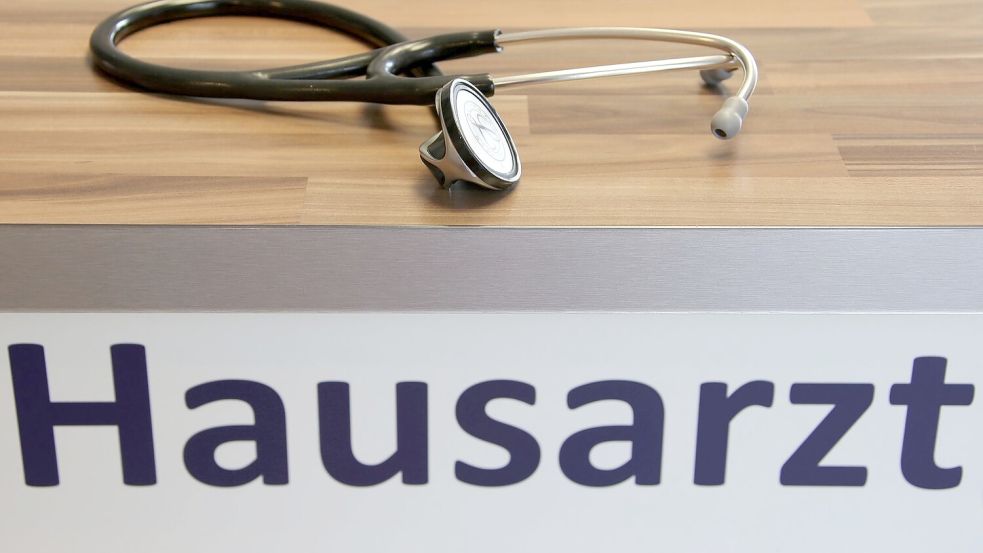 Ein Hausarzt in Spenge wird von einem Patienten zusammengeschlagen - jetzt fordern Mediziner eine Strafrechtsverschärfung. (Symbolbild) Foto: Stephan Jansen/dpa