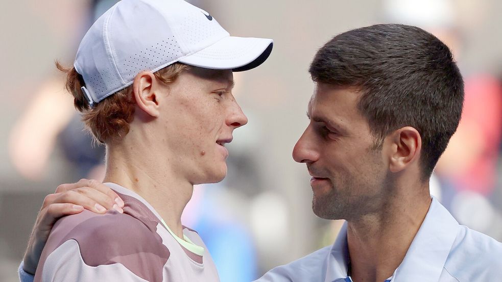 Novak Djokovic (r) ist nicht einverstanden, wie der Dopingfall von Jannik Sinner behandelt wurde. Foto: Asanka Brendon Ratnayake/AP/dpa