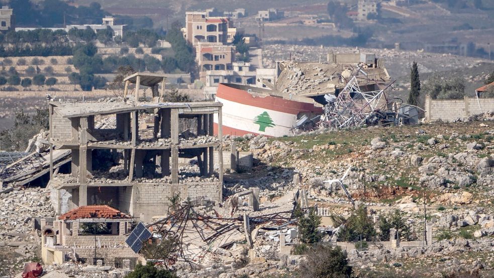 Libanesisches Dorf, aufgenommen von Israel aus. (Archivbild) Foto: Ariel Schalit/AP/dpa