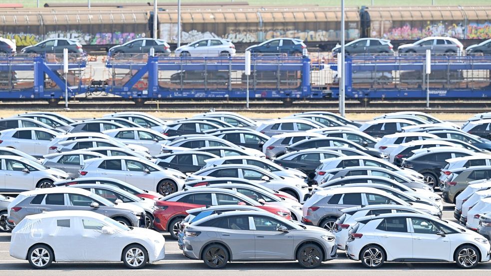 Deutsche Autobauer investieren mittlerweile überwiegend im Ausland. (Archivbild) Foto: Hendrik Schmidt/dpa