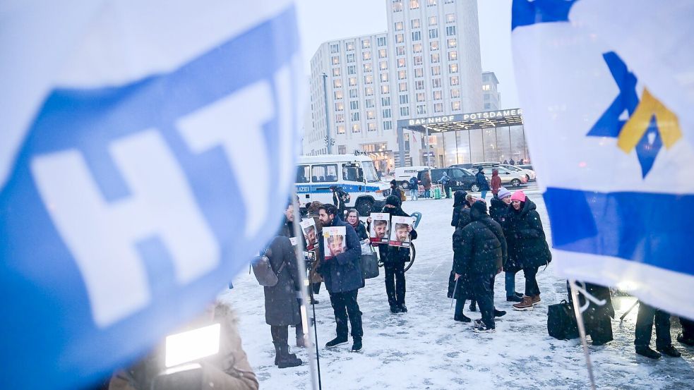 Teilnehmer stehen während einer Kundgebung vor der Berlinale-Eröffnung für die israelischen Schauspieler Ariel und David Cunio, die sich in Gefangenschaft der Hamas befinden, auf dem Potsdamer Platz. (Archivbild) Foto: Sebastian Christoph Gollnow/dpa