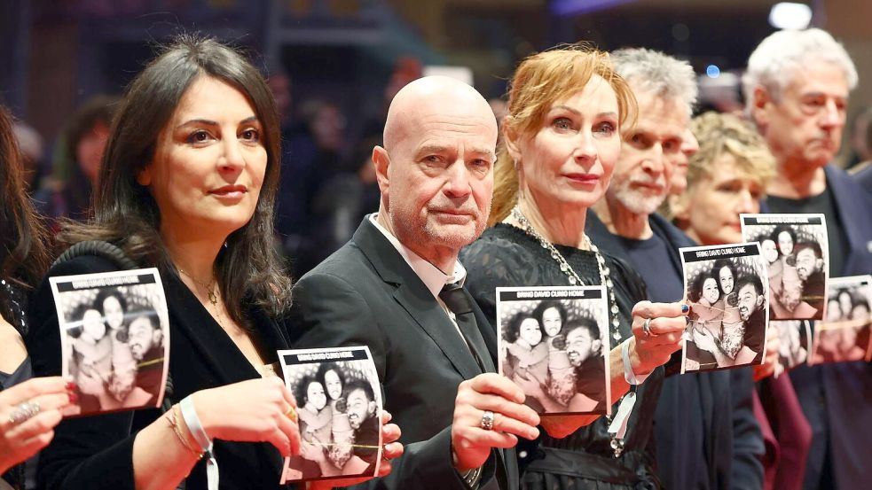 Tricia Tuttle (2.v.r.) beteiligte sich bei der Eröffnungsgala an einer Aktion auf dem roten Teppich, um auf die israelische Geisel David Cunio aufmerksam zu machen. (Archivbild) Foto: Christoph Soeder/dpa