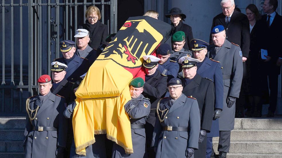 An den Staatsakt für den früheren Bundespräsidenten Köhler schließt sich ein militärisches Zeremoniell an. Foto: Bernd von Jutrczenka/dpa