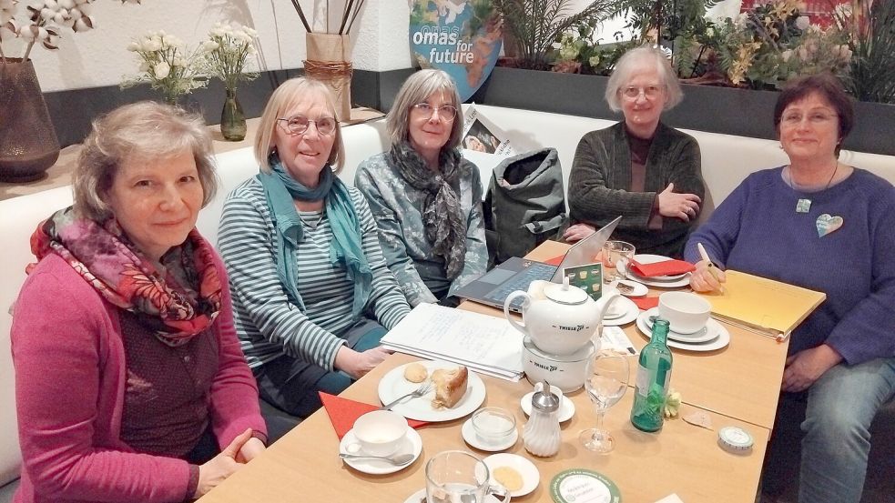 Christiane Böttcher, Helga Bauer, Margit Tütje-Schlicker, Jutta Chikato und Simone Ruhl-Schmidt sind als „Omas for Future“ für die Umwelt aktiv. Es fehlt Antke Voget. Foto: Scherzer