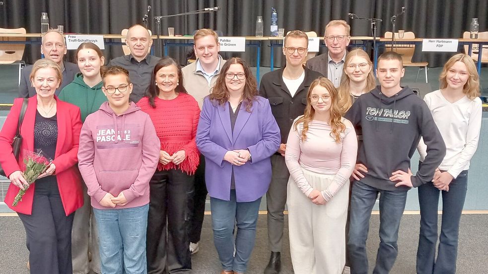 Stellten sich zum Gruppenfoto aus (vorne von links) Martina Uhr (AfD), Algesio (Schüler), Gitta Connemann (CDU), Anja Troff-Schaffarzyk (SPD), Ashley (Schülerin), Kevin (Schüler), Celine (Schülerin); (hinten von links): Torsten Bildhauer (Lehrkraft), Hannah (Schülerin), Ludger Mählmann (Leitung Schule am Osterfehn), Hendrik Hartmann (FDP), Julian Pahlke (Die Grünen), Heinz Buss (Lehrkraft), Leoni (Schülerin) waren bei der Podiumsdiskussion dabei. Foto: Scherzer