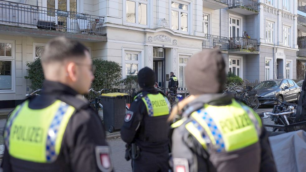 Nach dem Fund einer toten Frau untersucht die Hamburger Polizei eine Altbauwohnung im Stadtteil Hoheluft-West. Foto: Marcus Brandt/dpa