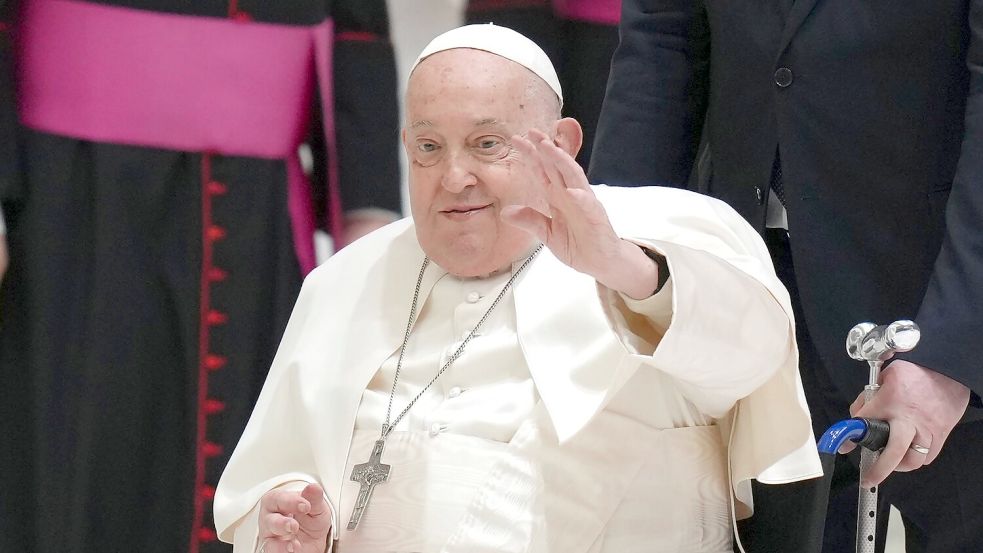 Seit Freitag wird Papst Franziskus in einer Klinik behandelt. (Archivbild) Foto: Alessandra Tarantino/AP/dpa