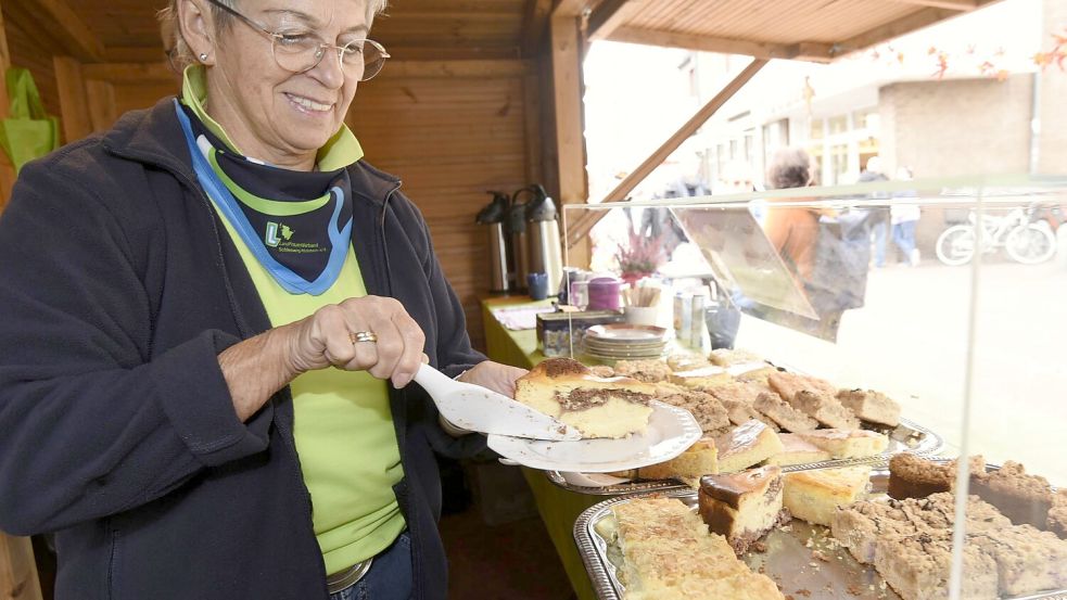 Eine Landfrau aus Barmsted in Südschleswig beim Kuchenverkauf auf einem Regionalmarkt. Hygieneverstöße sind der Redaktion nicht bekannt. Foto: Jann Roolfs