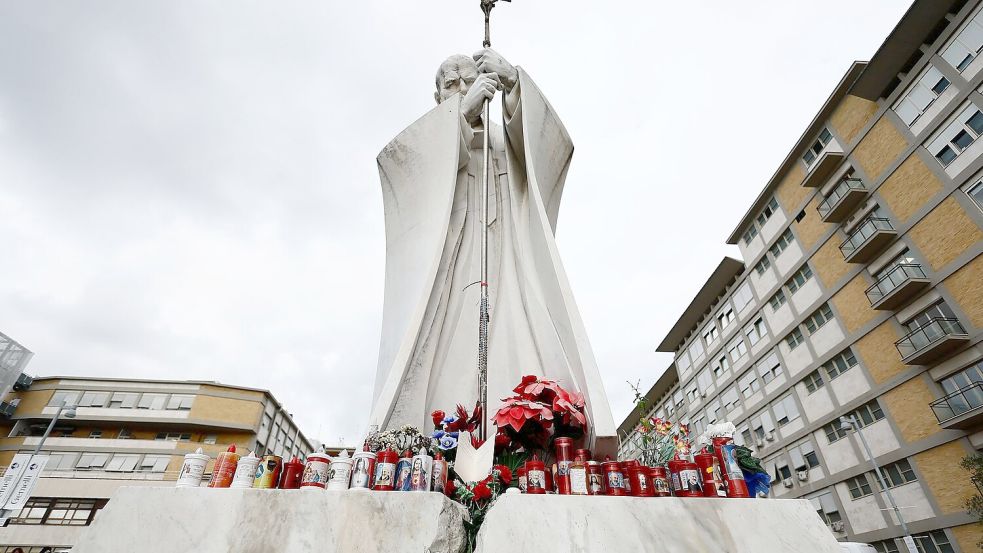 Eine Statue vor dem Krankenhaus erinnert an Papst Johannes Paul II. Foto: Cecilia Fabiano/LaPresse via ZUMA Press/dpa