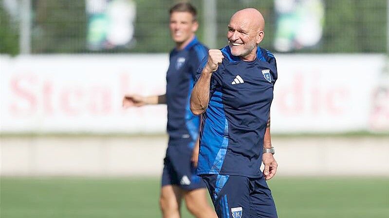 Mit Kickers Emden gab es für Stefan Emmerling schlechte und – wie hier mit Bastian Dassel im Hintergrund – gute Zeiten. Foto: J. Doden