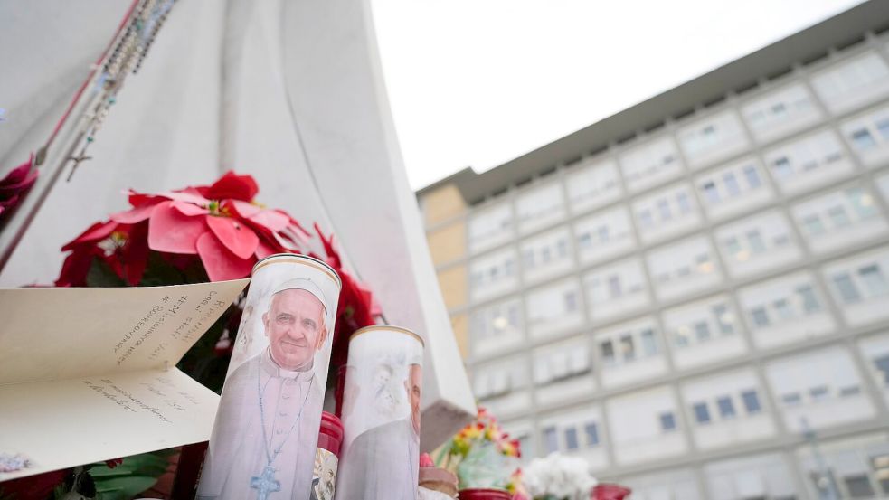 Der klinische Zustand von Papst Franziskus ist nach Vatikan-Angaben stabil. Foto: Gregorio Borgia/AP/dpa