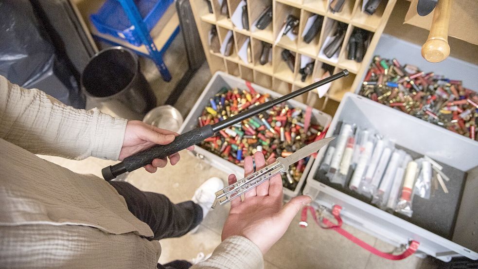 Illegale Waffen wie Schlagstock und Butterflymesser wurden beim Landkreis Aurich genau so vernichtet wie kistenweise Munition und Pyrotechnik. Foto: Tammo Bents/Landkreis Aurich