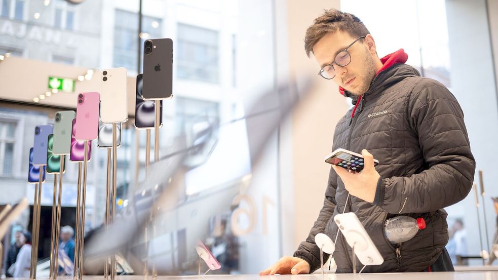 Smartphone-Käufer in Deutschland achten nach einer Bitkom-Studie immer stärker auf KI-Funktionen des Gerätes. Foto: Sebastian Christoph Gollnow/dpa