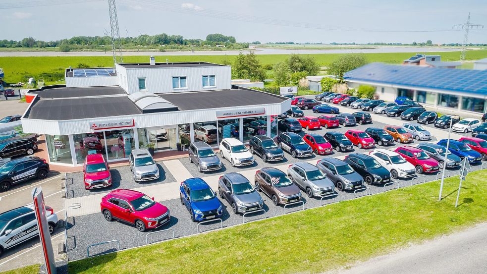 Im Hintergrund fließt die Ems vorbei: Das Autohaus Scholtalbers befindet sich im Gewerbegebiet Am Emsdeich. Foto: privat