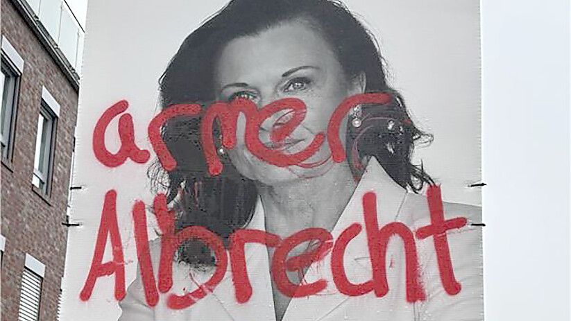 Beschmierte Plakate, wie dies von Gitta Connemann (CDU) in Ihrhove, sieht man in den vergangenen Wochen häufiger in Ostfriesland. Foto: Archiv