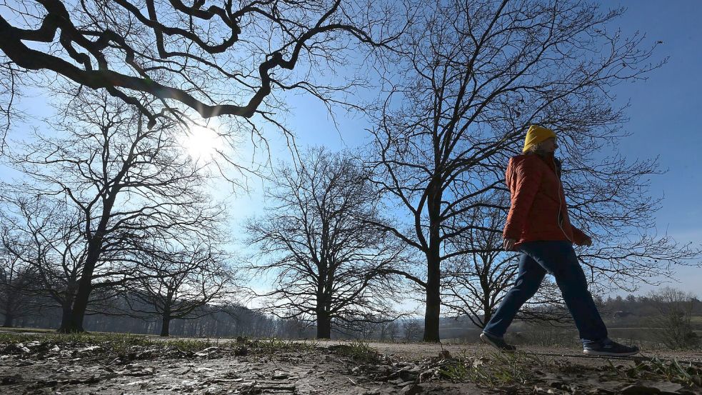 Am Wochenende erwarten die Menschen zweistellige Temperaturen. Foto: Bernd Weißbrod/dpa