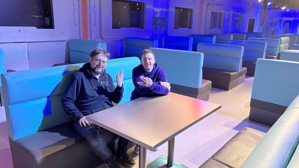 Vor dem Start in ein neues Freizeit-Zeitalter: Christoph Vogels und Steve Schröder freuen sich darauf, am 1. März um 10 Uhr die ersten Besucher im „Space Magic“ begrüßen zu können. Das Weltraum-Restaurant verbreitet schon jetzt gute Laune. Fotos: Hippen