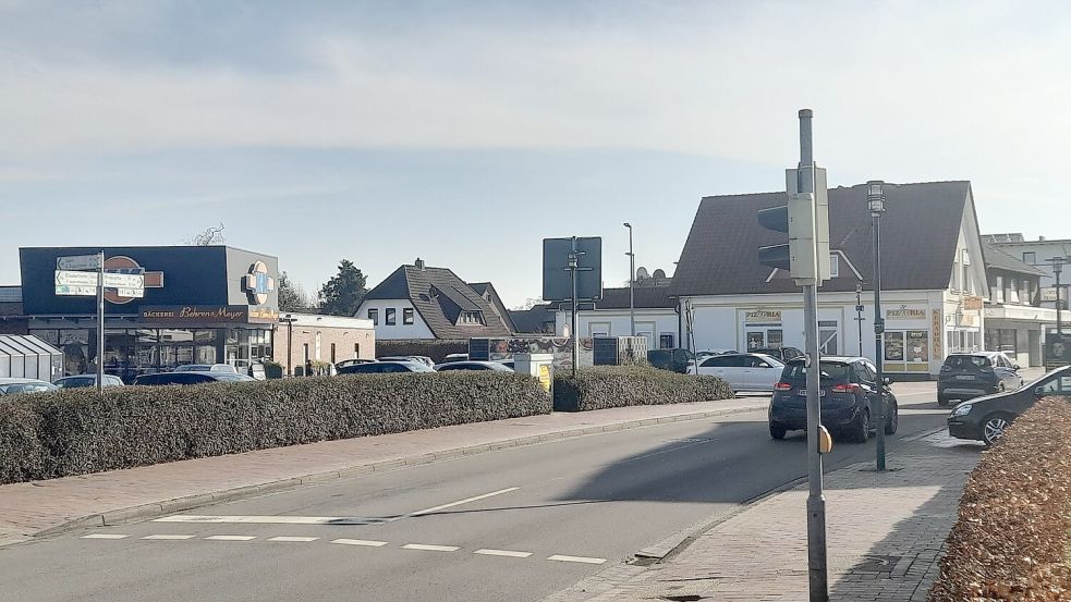 In der Ortsmitte von Barßel in der Langen Straße auf dem Parkplatz eines Supermarktes kam es zu der Körperverletzung. Foto: Passmann