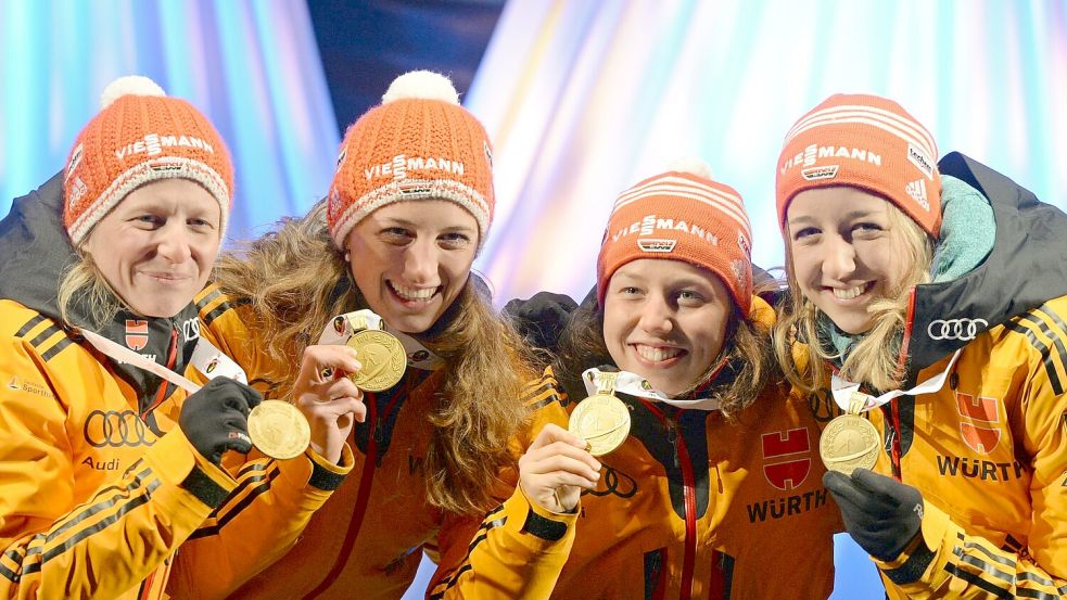 Franziska Hildebrand, Vanessa Hinz, Laura Dahlmeier und Franziska Preuß mit ihren Goldmedaillen 2015. Foto: picture alliance / dpa