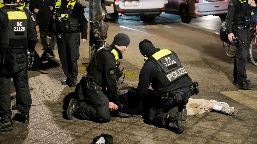 Nach der Attacke am Holocaust-Denkmal in Berlin hat die Polizei einen Verdächtigen festgenommen. Foto: Ebrahim Noroozi/AP/dpa