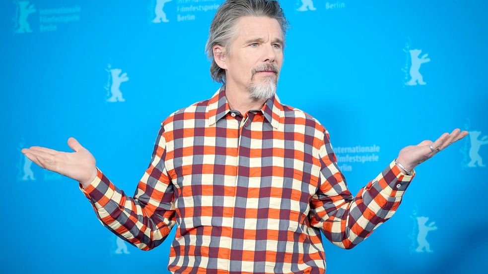 Ethan Hawke ist der Protagonist des Wettbewerb-Films „Blue Moon“. (Archivbild) Foto: Soeren Stache/dpa