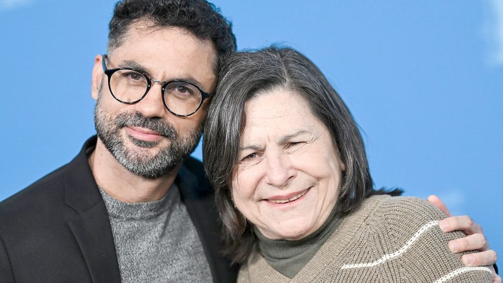 Regisseur Gabriel Mascaro (l) und Schauspielerin Denise Weinberg. (Archivbild) Foto: Jens Kalaene/dpa