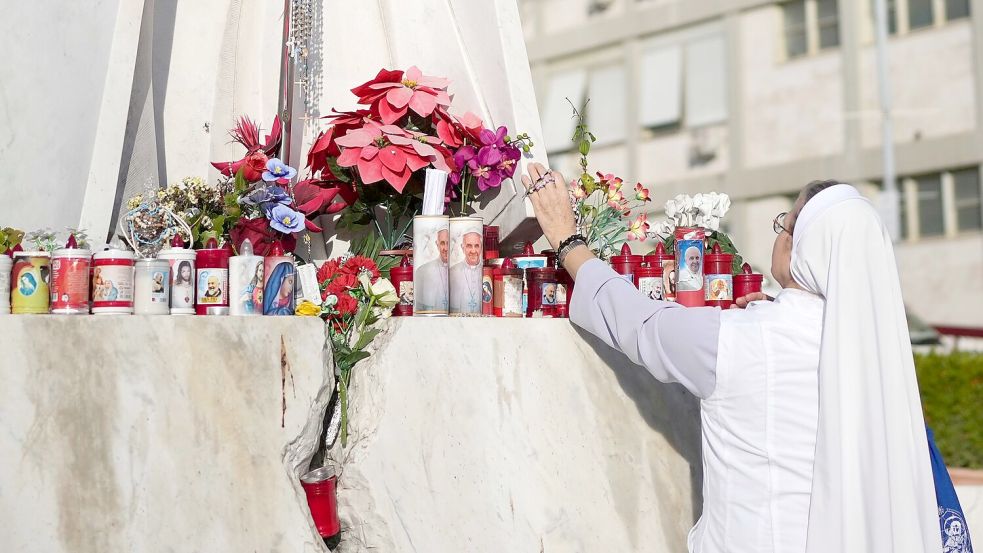 Die achte Nacht des Papstes im Krankenhaus ist nach Angaben des Vatikans ohne Komplikationen verlaufen. (Archivbild) Foto: Alessandra Tarantino/AP/dpa