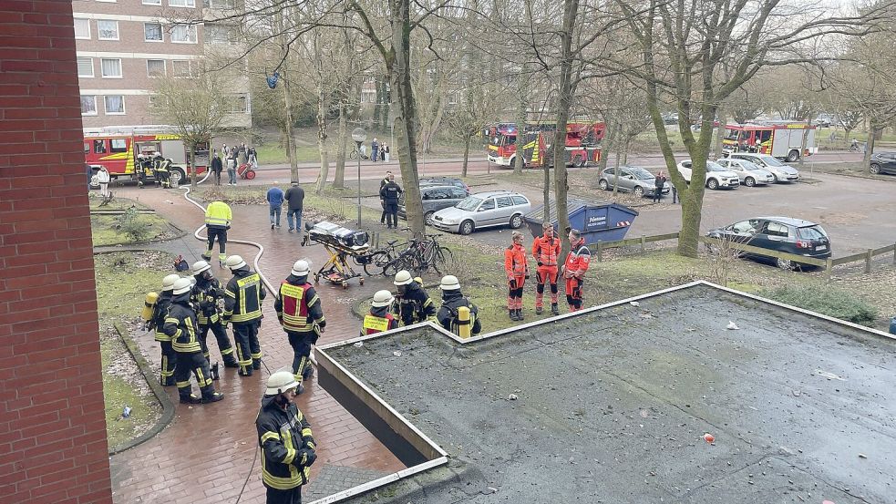 Mit mehreren Fahrzeugen war die Feuerwehr im Einsatz. Auch der Rettungsdienst war vor Ort. Foto: Feuerwehr Norden