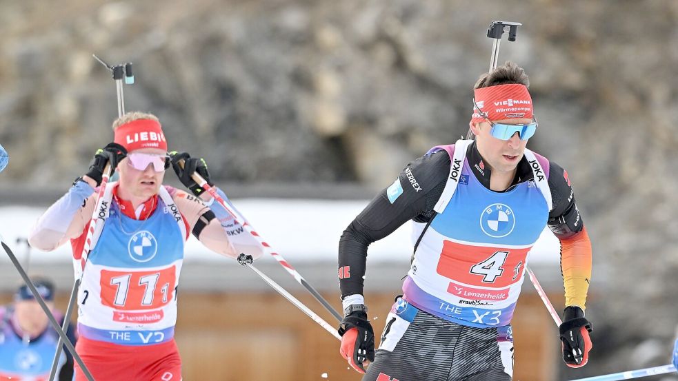 Philipp Nawrath (r) jubelt mit seinem Team über Bronze. Foto: Martin Schutt/dpa